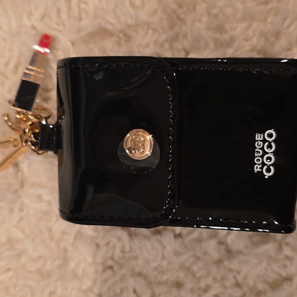 Chanel Black and Gold Key Holder with Red Accent - Picture 3 of 7